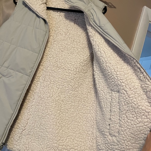 The North Face reversible Sherpa lined puffer vest - Picture 6 of 8